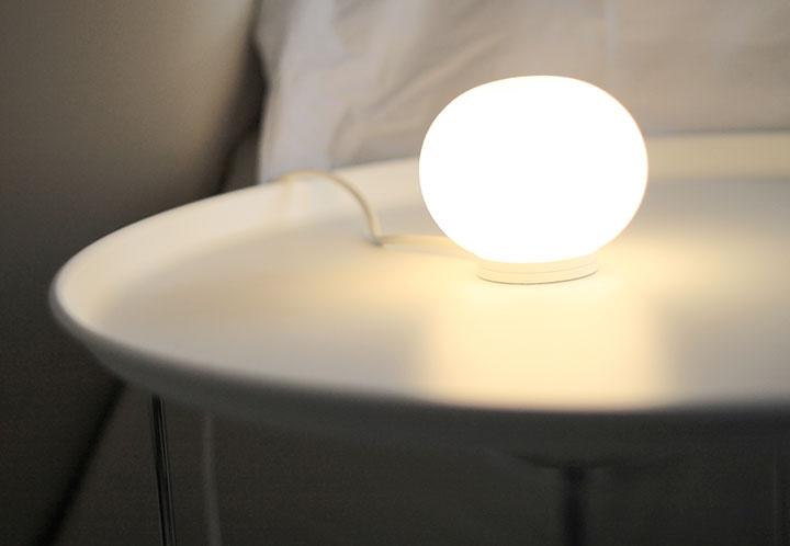 glo-ball-table-mini-morrison-flos-f41910-product-life-03-720x498_1