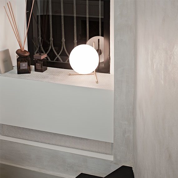 ic-table-2-anastassiades-flos-F31720-product-life-02-571x835