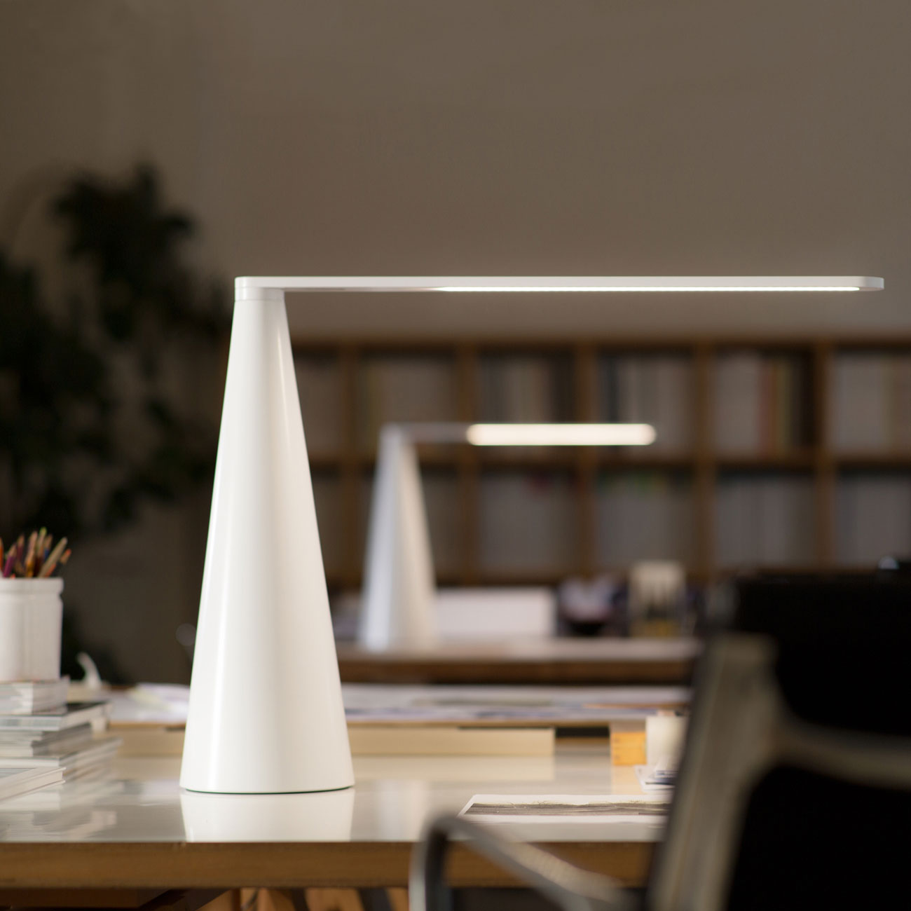 lampe-a-poser-martinelli-luce-elica-lampe-de-bureau-led-blanc-h52cm-1223-640