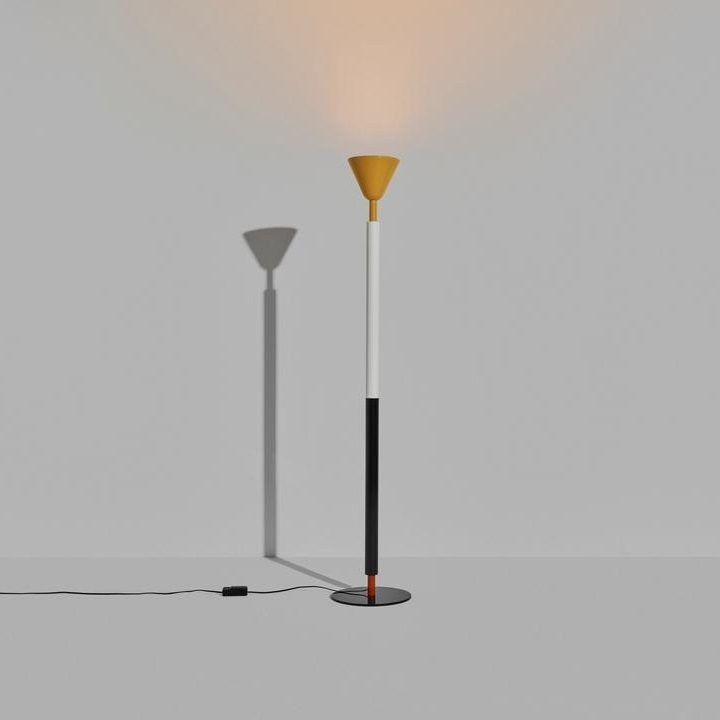 petite_friture_pyl_floor_lamp_yellow_on_011_1